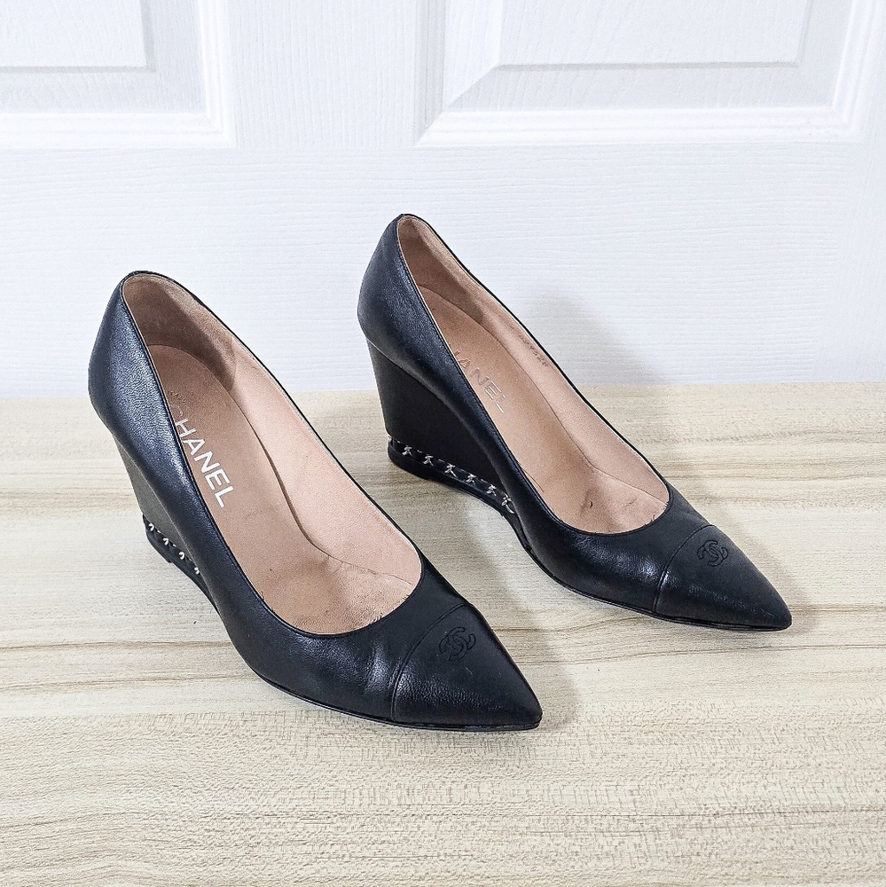 Chanel CC Cap Toe Black Leather Chain Link Wedge Pumps Size EU38/US 7.5-8 - Picture 2 of 16